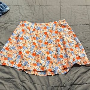 Perfect summer skirt, thin material, high rise and floral pattern